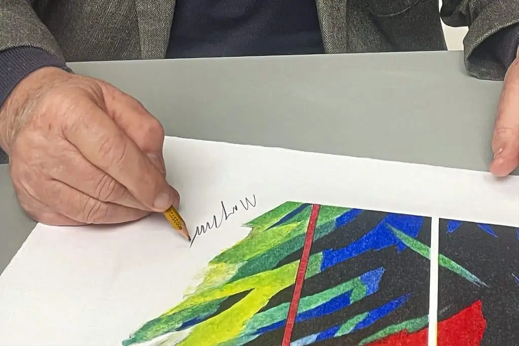 Afrabild 2025 – "Über die Grenze" – Helmut Margreiter beim Signieren der Lithographie